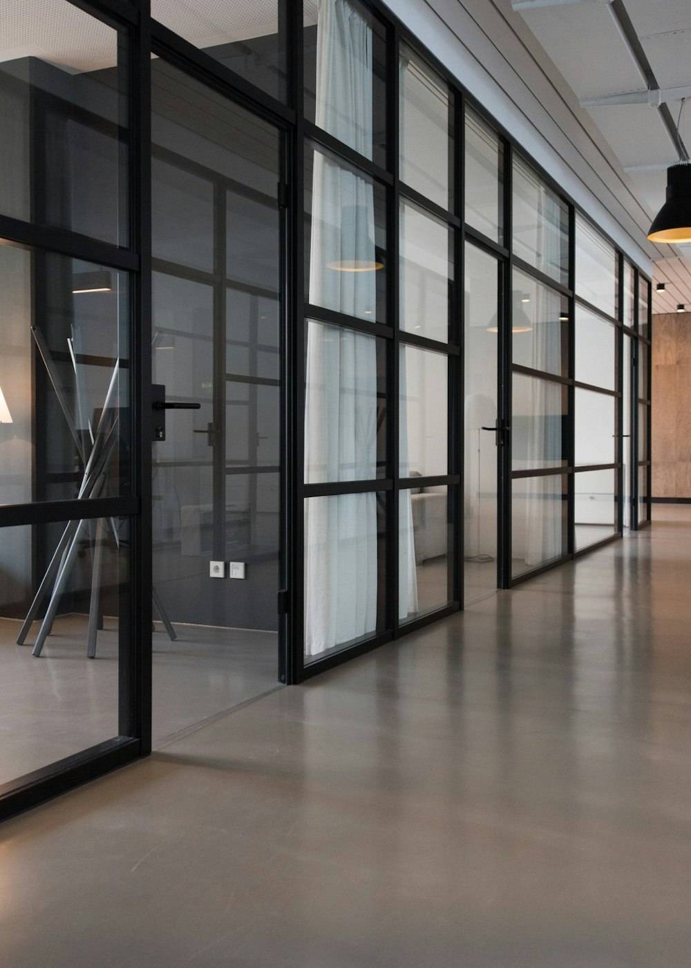 Espacio de trabajo del Estudio 4143 con materiales y planos