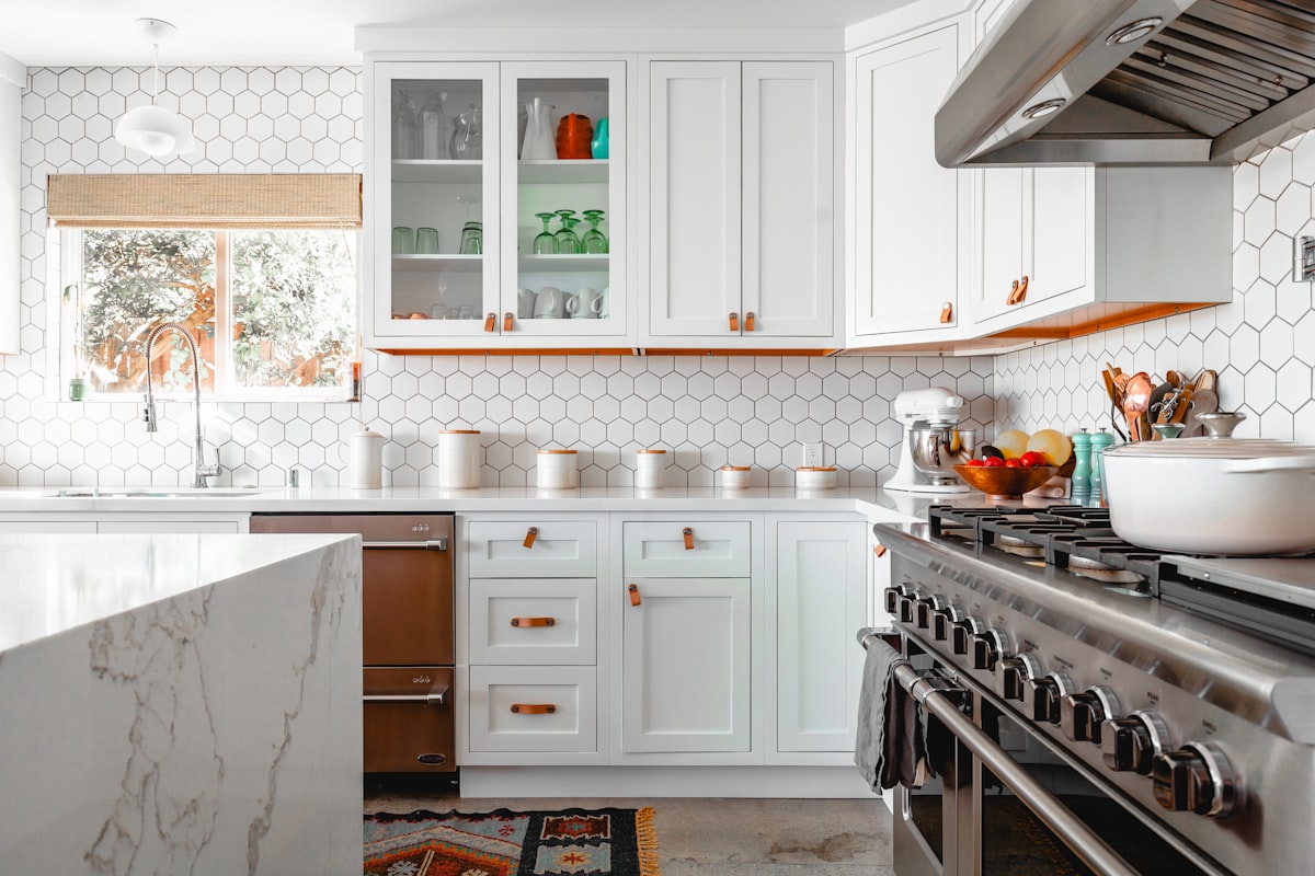 Cocina contemporánea con acabados minimalistas