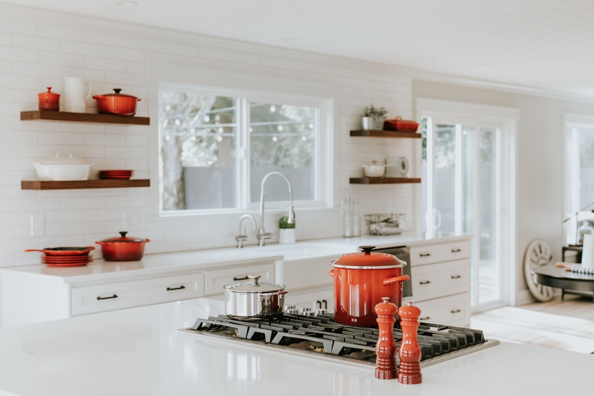 Cocina con isla central y almacenamiento integrado