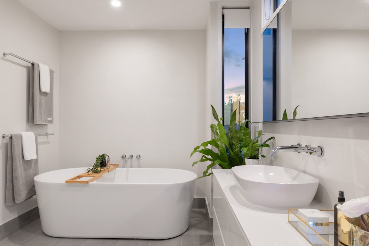 Baño de diseño con materiales naturales